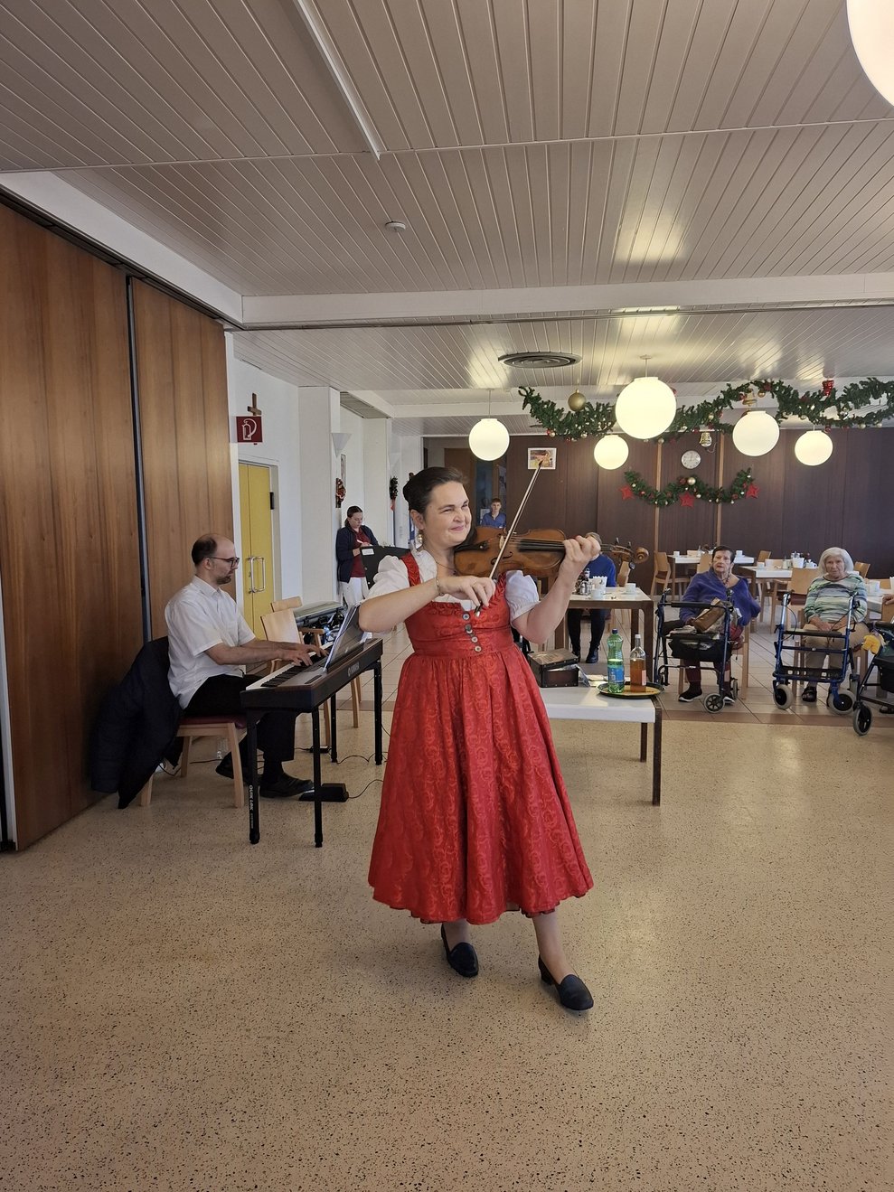 Weihnachtskonzert mit Frau Diona Fischer.