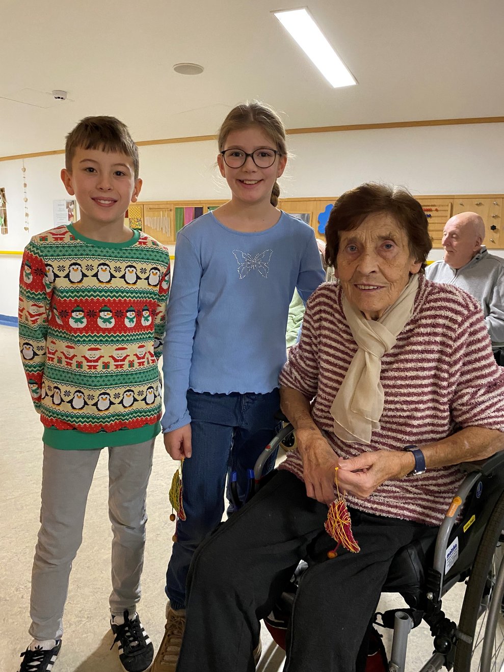 beim Verteilen der selbstgemachten Geschenke