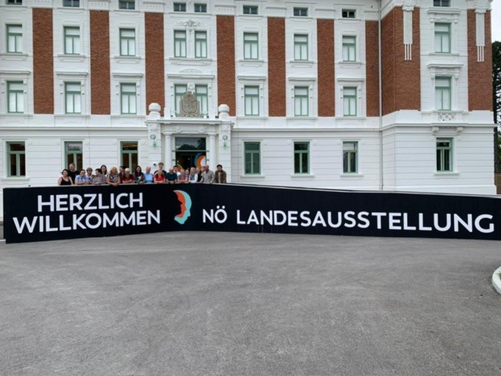 mehrere Personen vor dem Klinikum Mauer