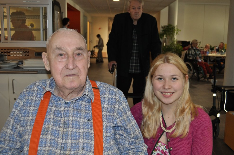 ein älterer Herr und eine junge Frau beim Fest