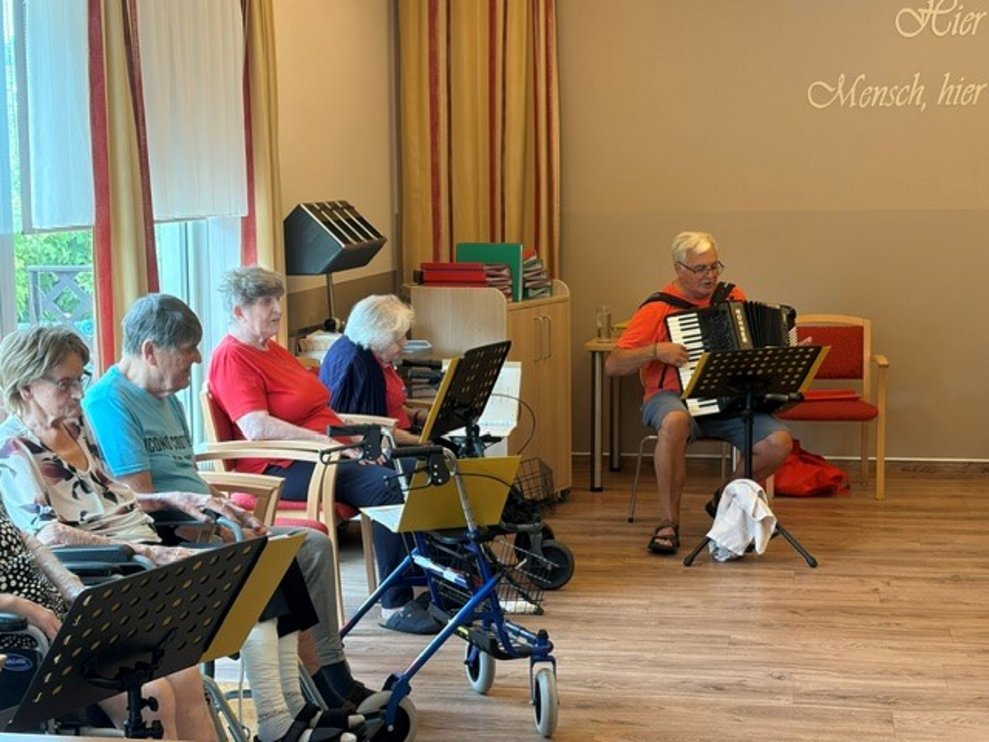 BewohnerInnen im Festsaal