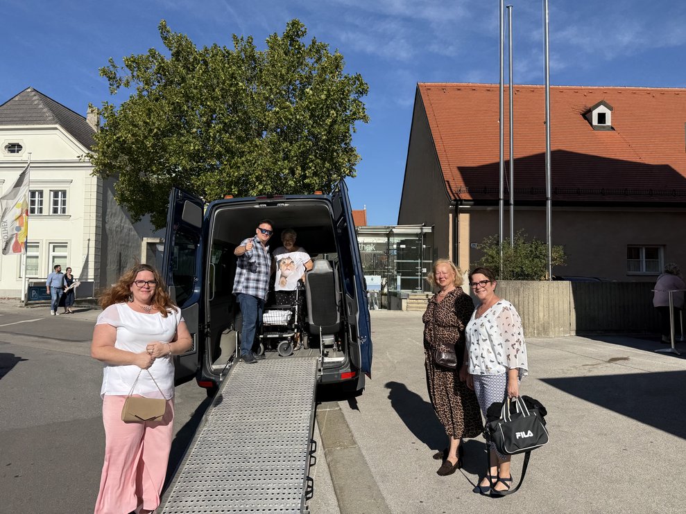 Menschen mit Heimbus