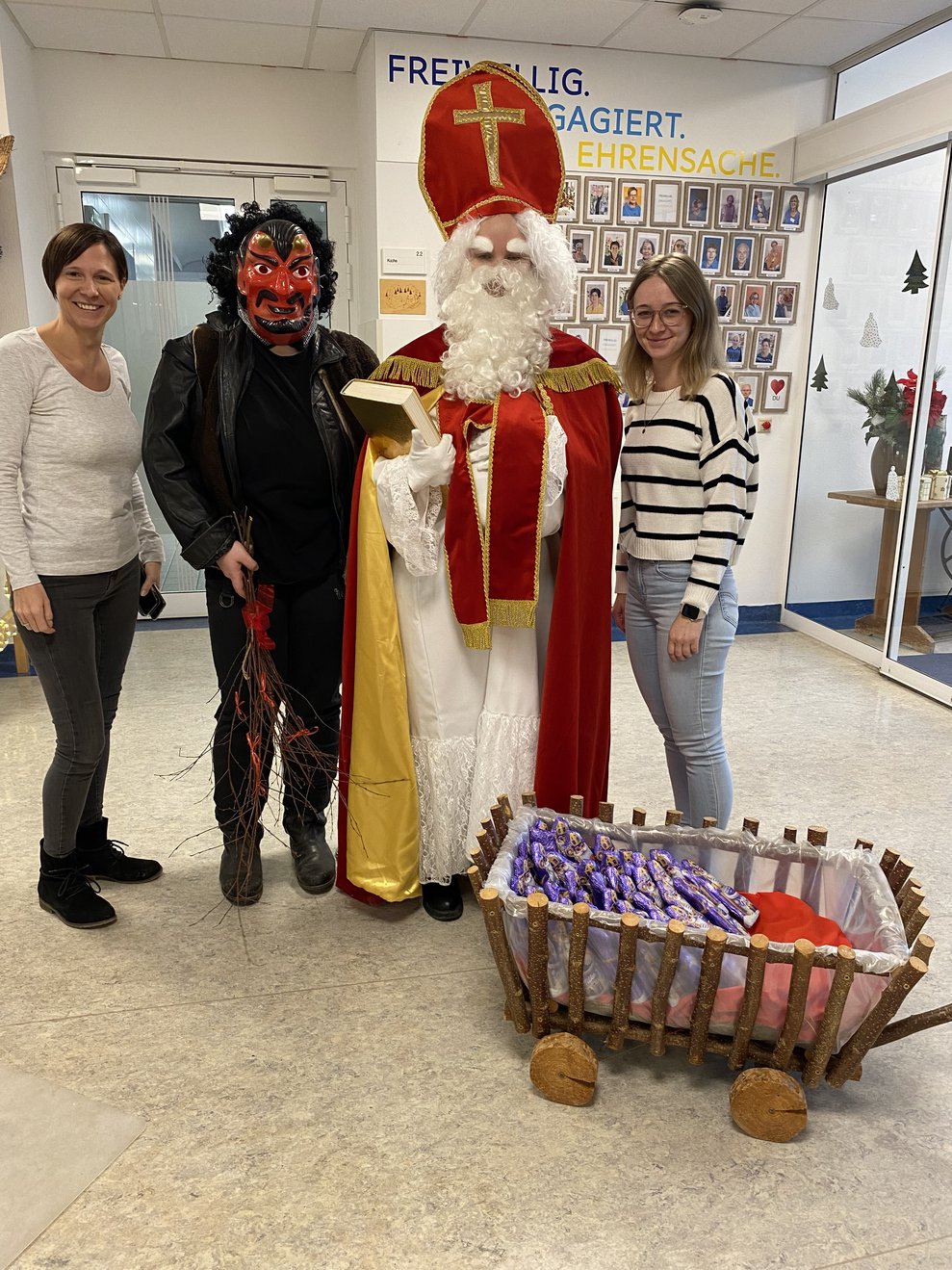 Nikolaus und Krampus mit den Verwaltungsdamen Claudia und Katrin