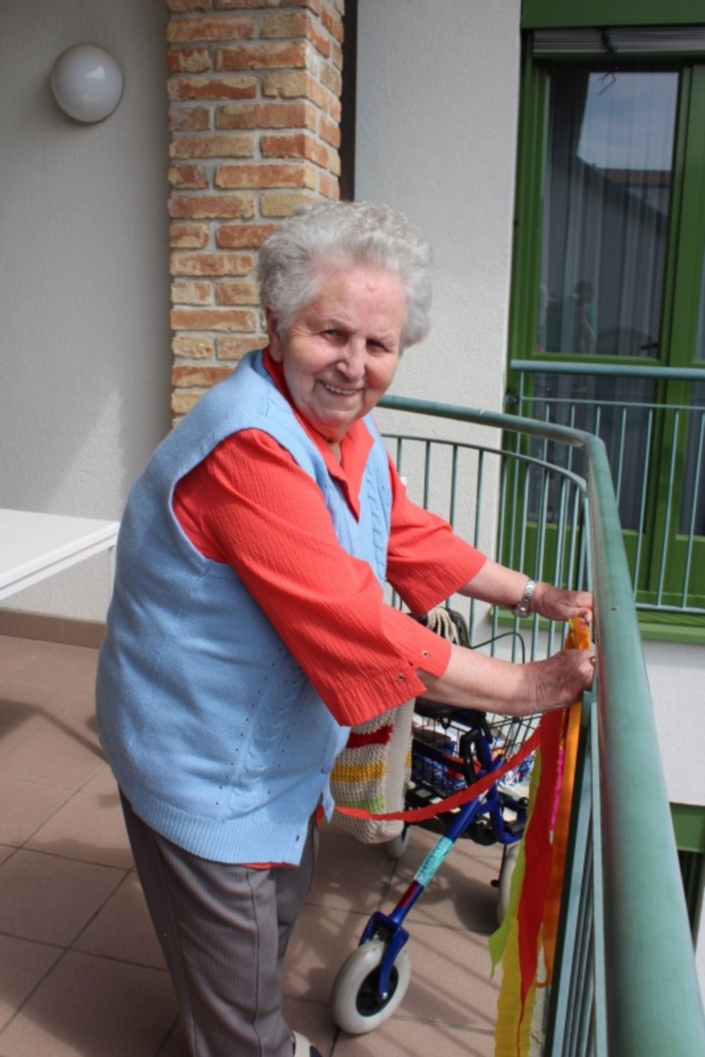 Eine Bewohnerin am Balkon.