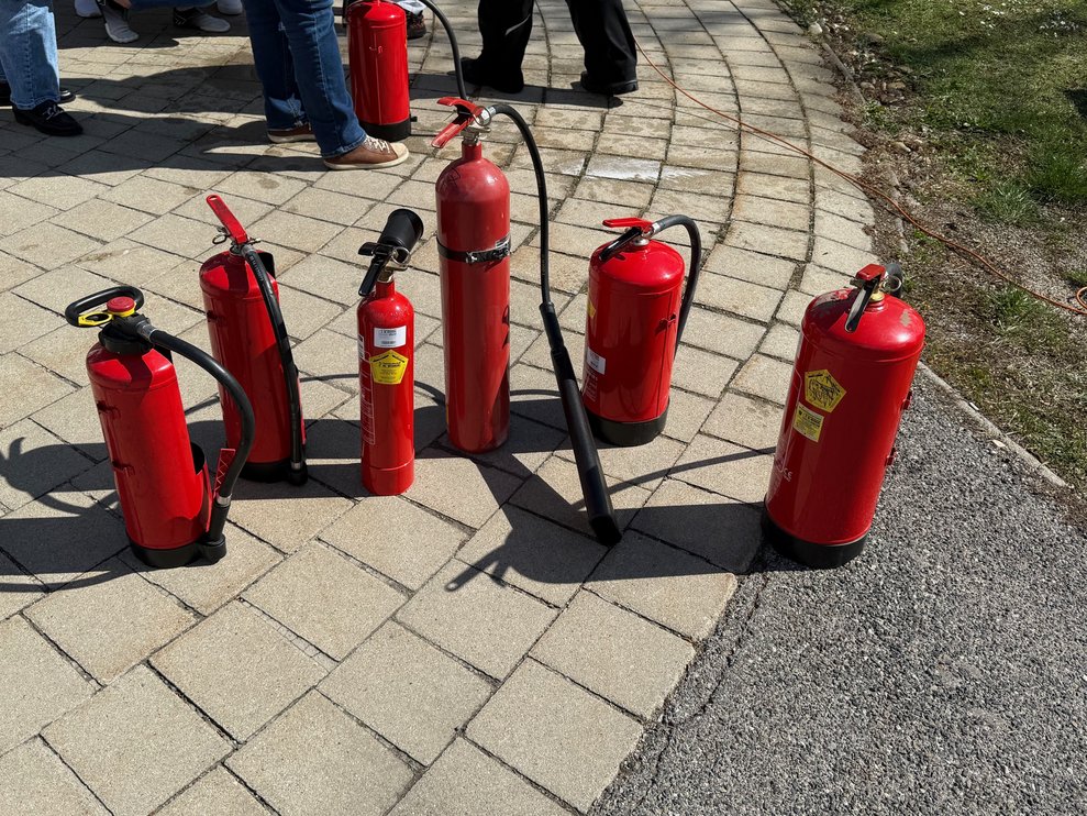 Verschiedene Feuerlöscher zum ausprobieren.