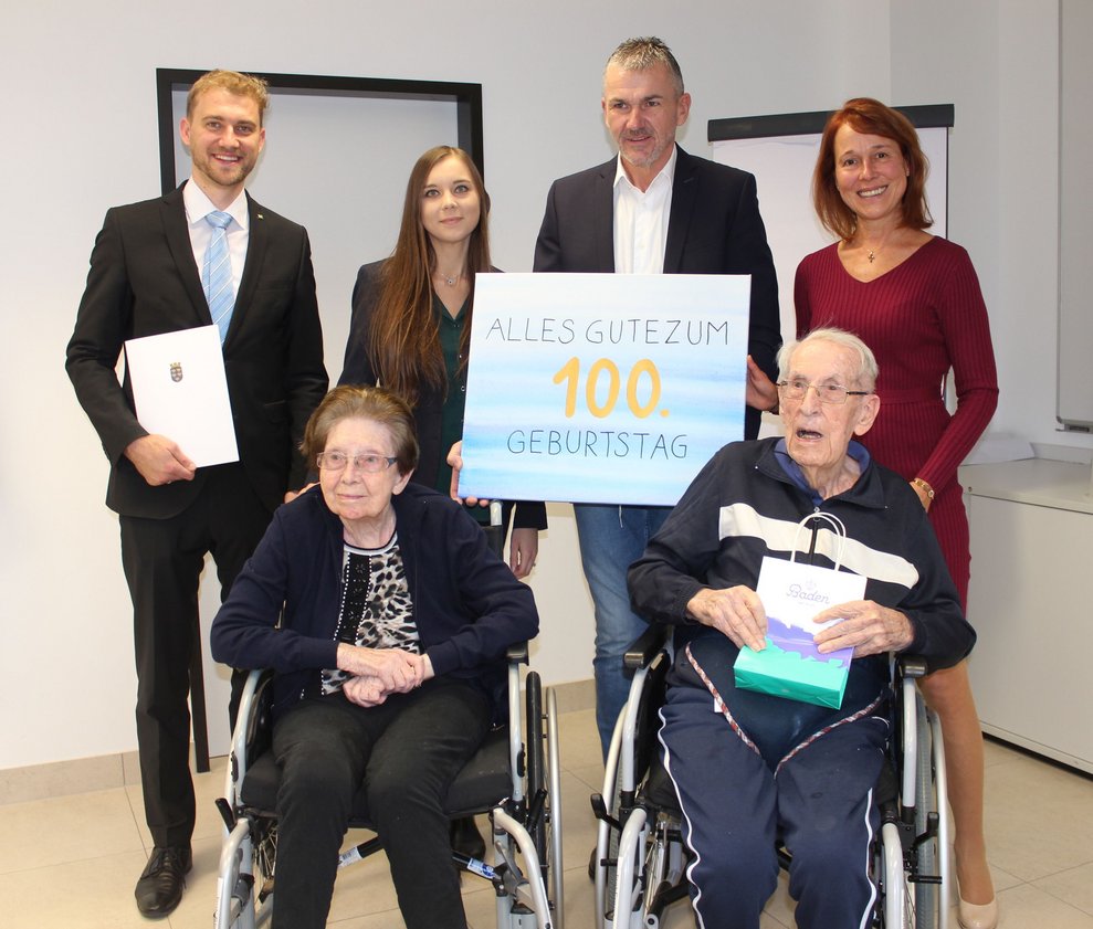 Zum Schluss haben wir Herrn Jiraks Wunsch erfüllt und noch ein schönes Erinnerungsfoto ohne Maske gemacht, das er sich im Zimmer aufhängen kann. Lieber Herr Jirak, an dieser Stelle wünschen wir Ihnen noch einmal alles erdenklich Gute zu ihrem 100. Geburtstag!
