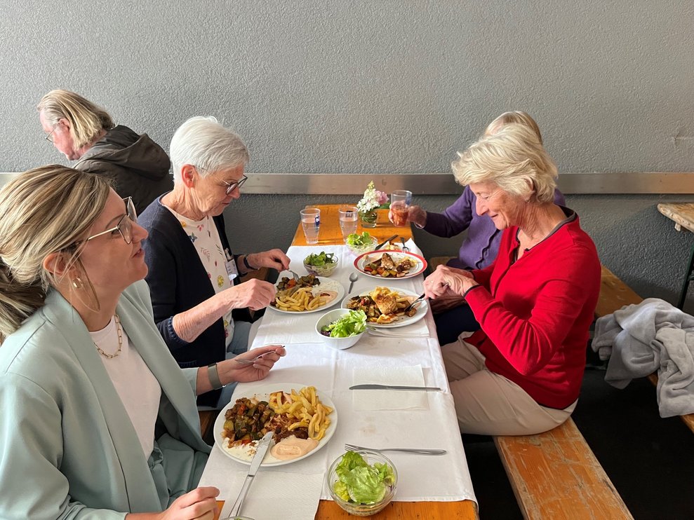 Gäste des Sommerfests essen.