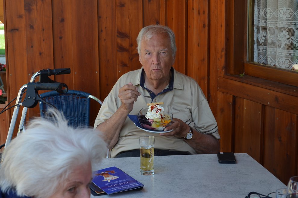 Ein Bewohner isst genüsslich sein Eis.