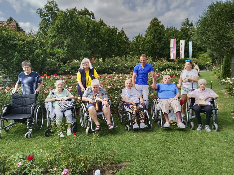 Eine Gruppe posiert für ein Gruppenfoto!