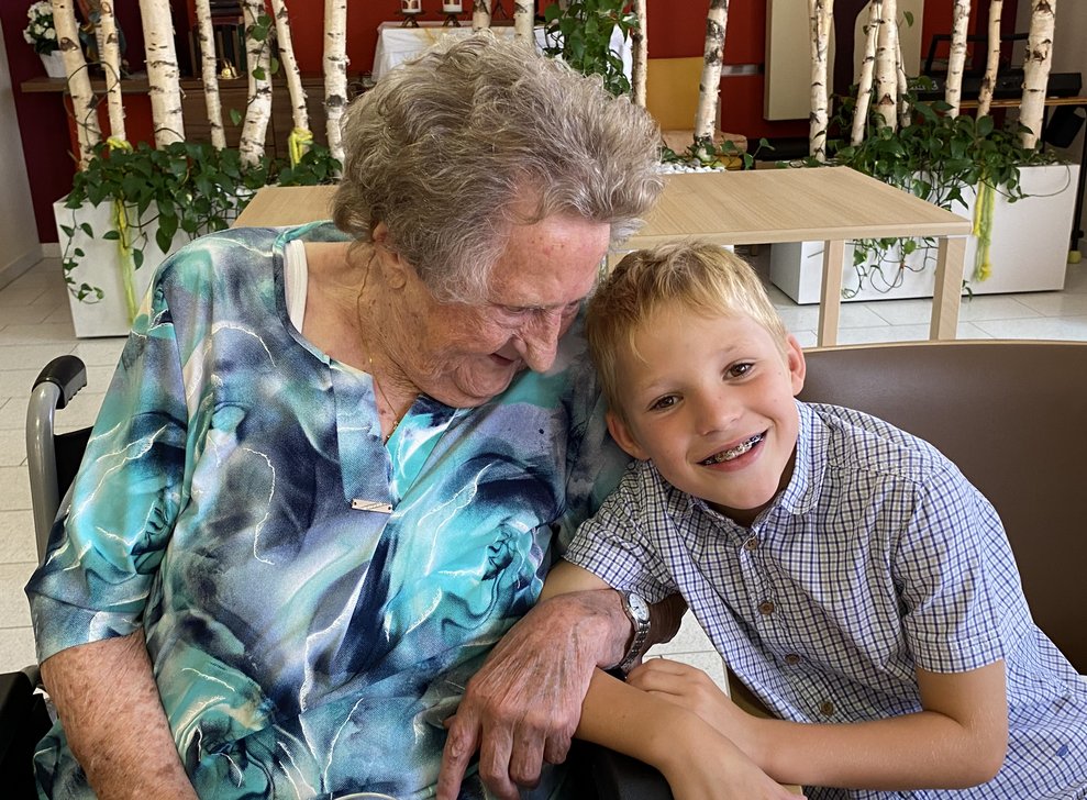 Fr. Breinhölder mit einem ihrer Urenkerl.