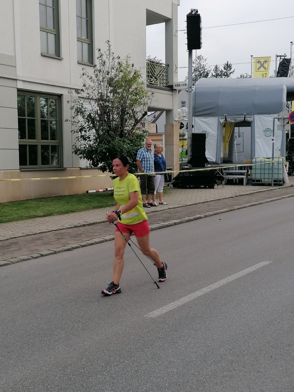 Monika Riegler kommt als zweitbeste Walkerin des Feldes in Ziel.