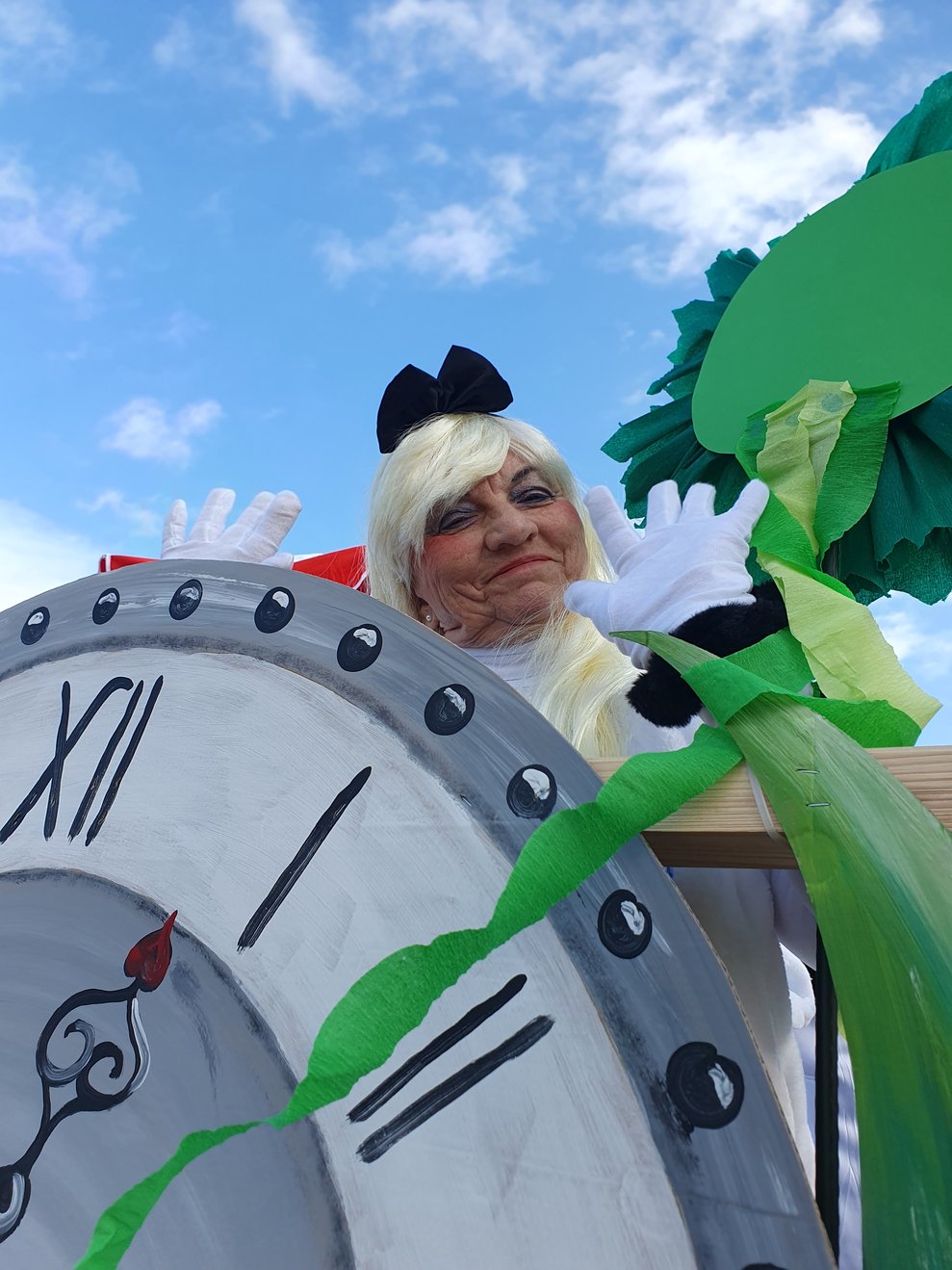Mitarbeiterin auf Faschingswagen