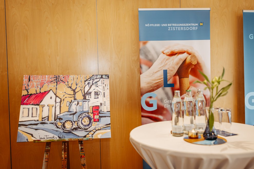Stehtisch vor Gemälde