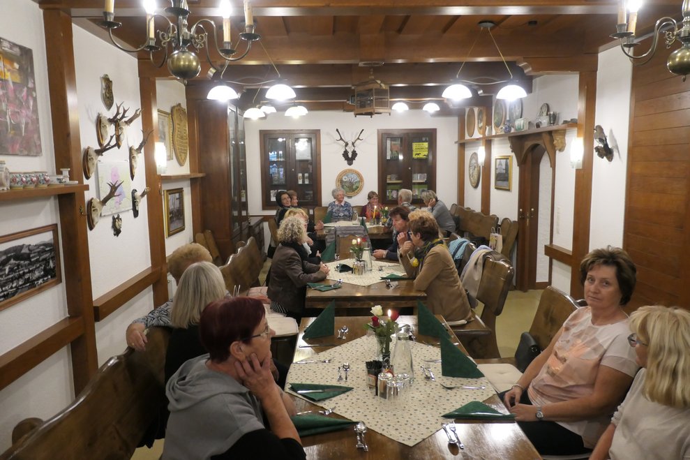Alle TeilnehmerInnen bei Tisch.