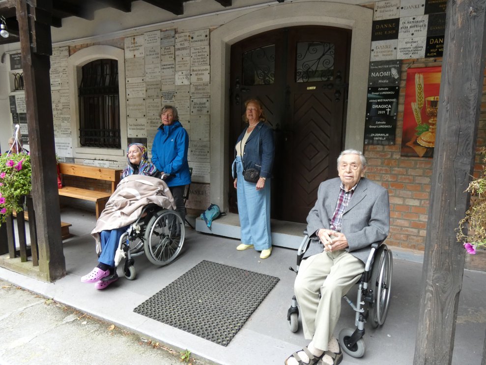 Bewohner in der Lourdesgrotte