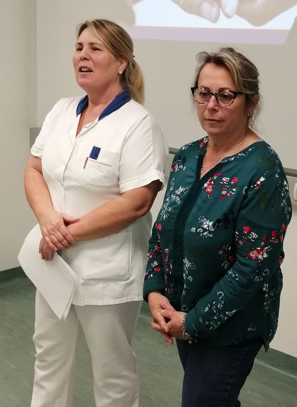 DGKP Manuela Schwendenwein und DGKP Rosemarie Brünner beim Vortrag
