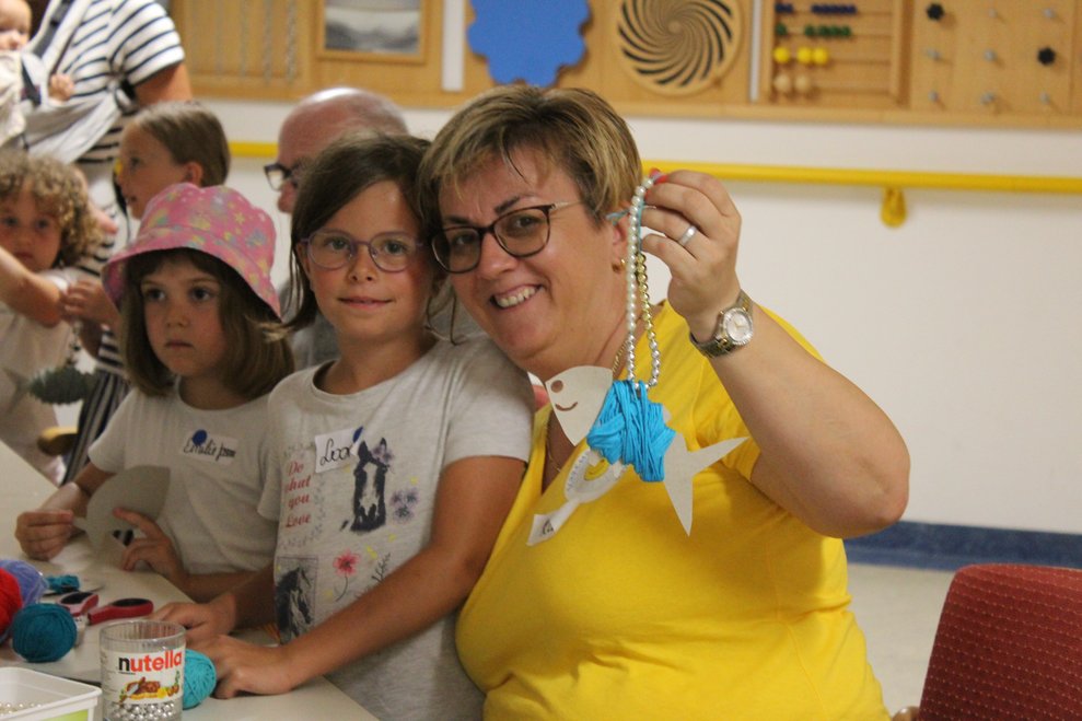 auch die Betreuerin vom Kindersommer hilft mit