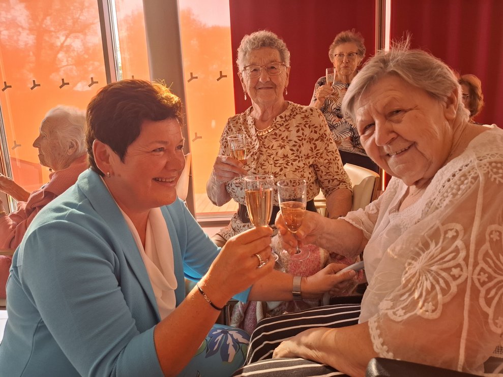 Prost, auf deine Zukunft. Genieße die freie Zeit in vollen Zügen.