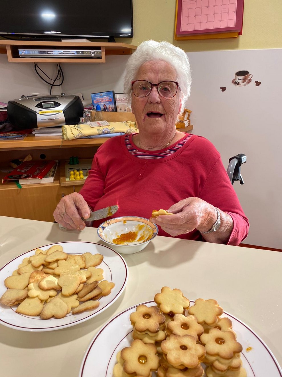 die Butterkekse werden mit Marmelade zusammengepickt