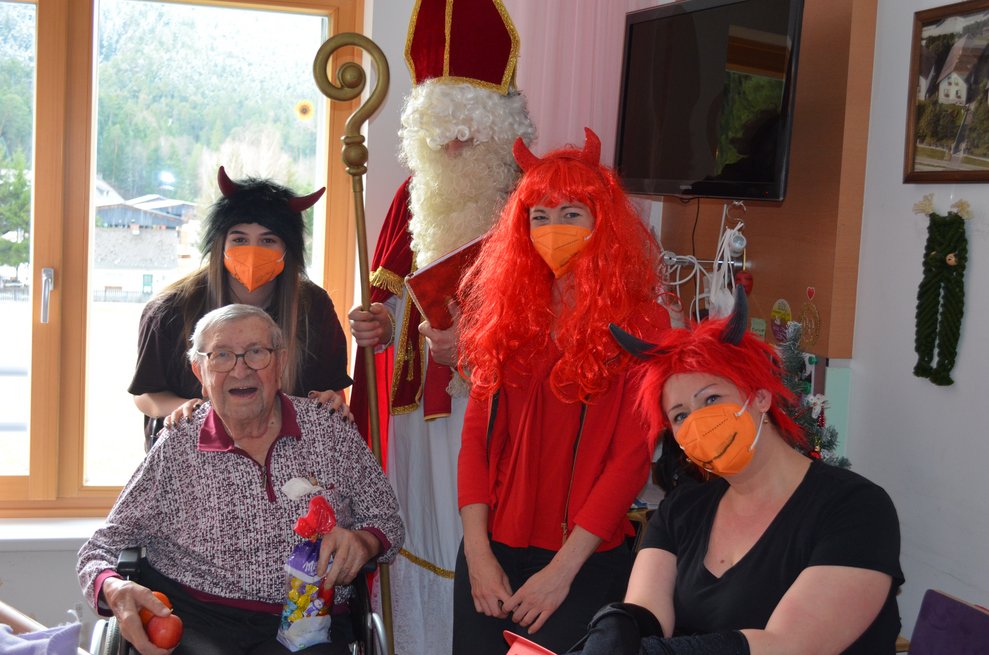 Bewohner mit dem Nikolaus Team