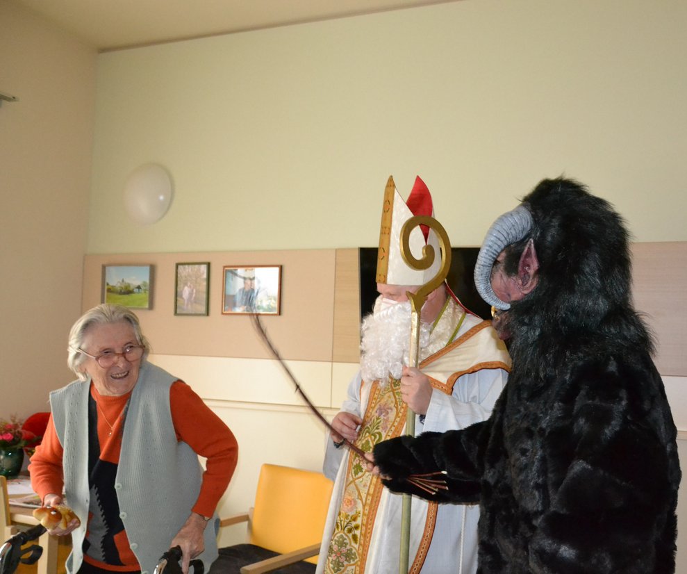 Der Krampus hat auch seine Rute mit dabei.