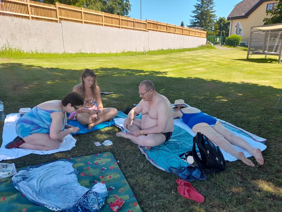 Personen liegen in der Wiese