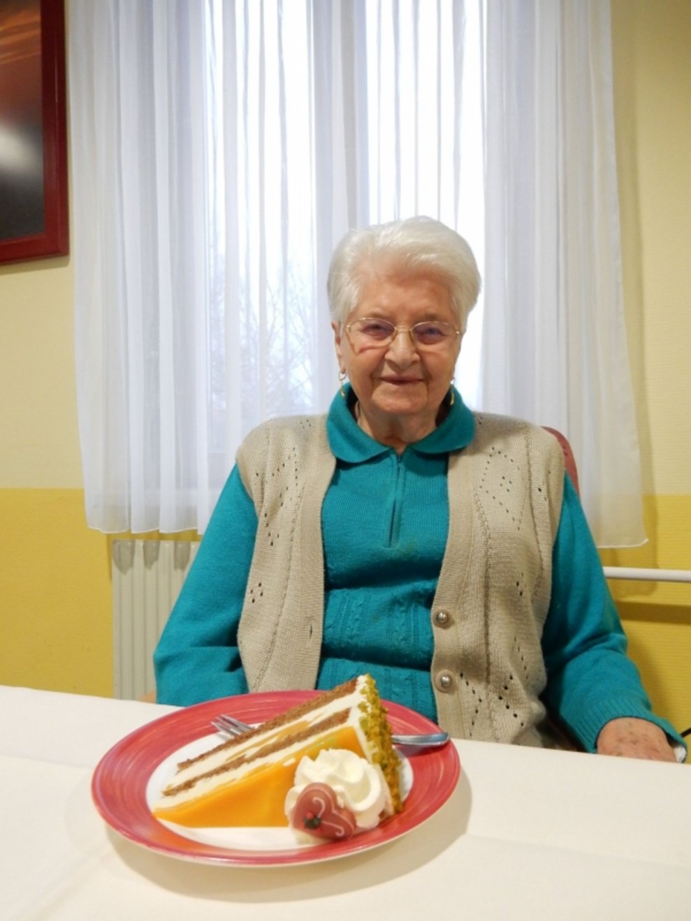 Eine Bewohnerin und ein Stück Torte.