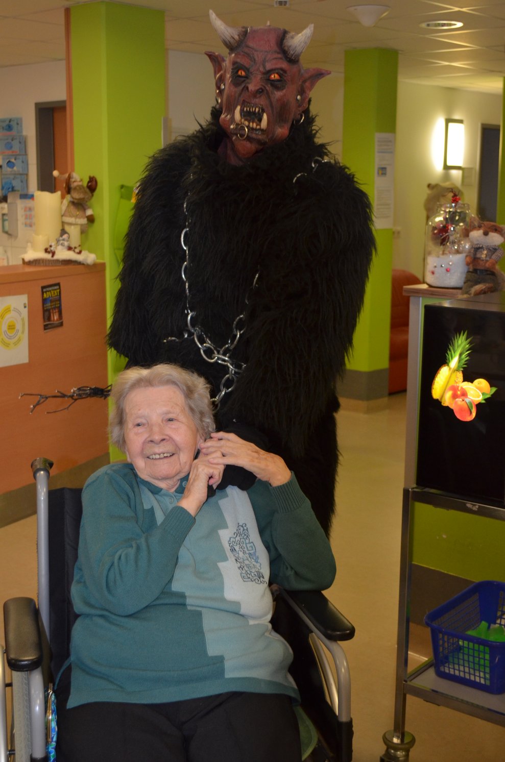 Bewohnerin hält die Hand von Krampus