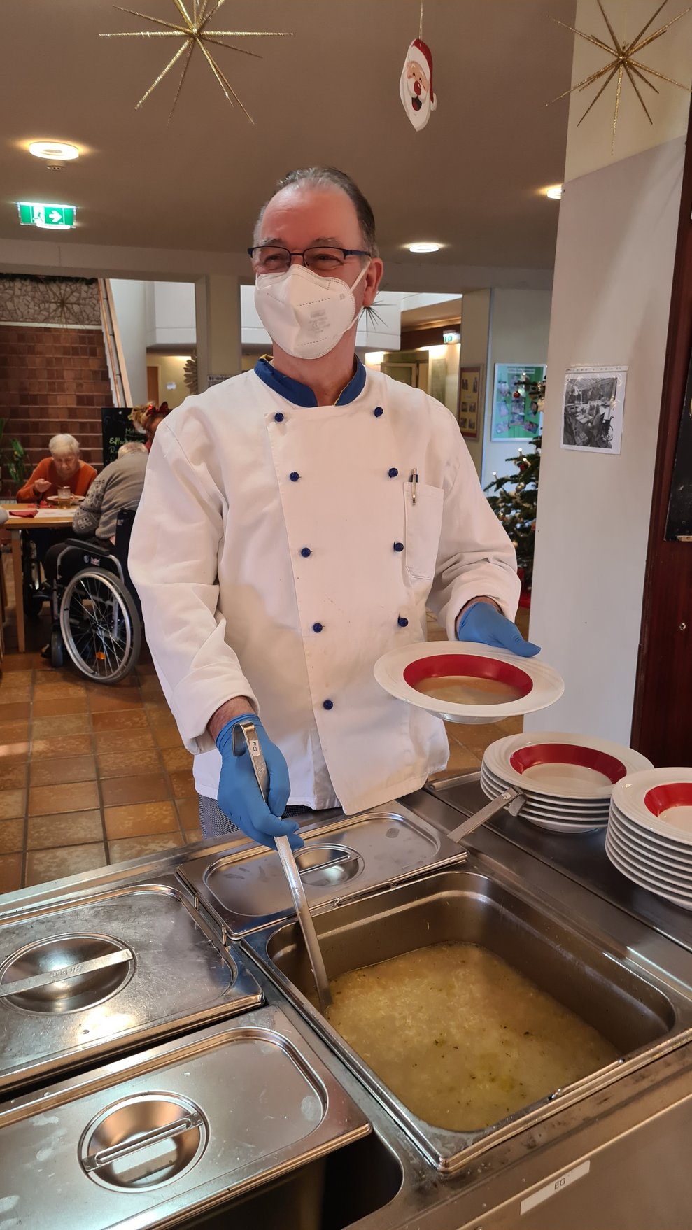 Die Köche richteten das Mittagessen auf den Tellern an.