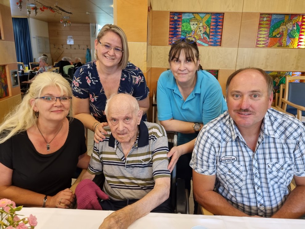 Jubilar mit Mitarbeiterinnen und Familie