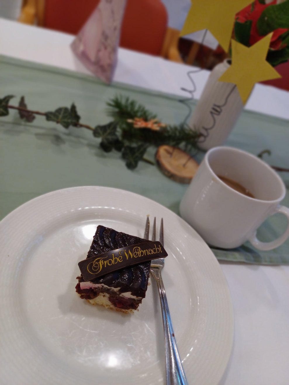 am Bild Kuchen und Kaffee