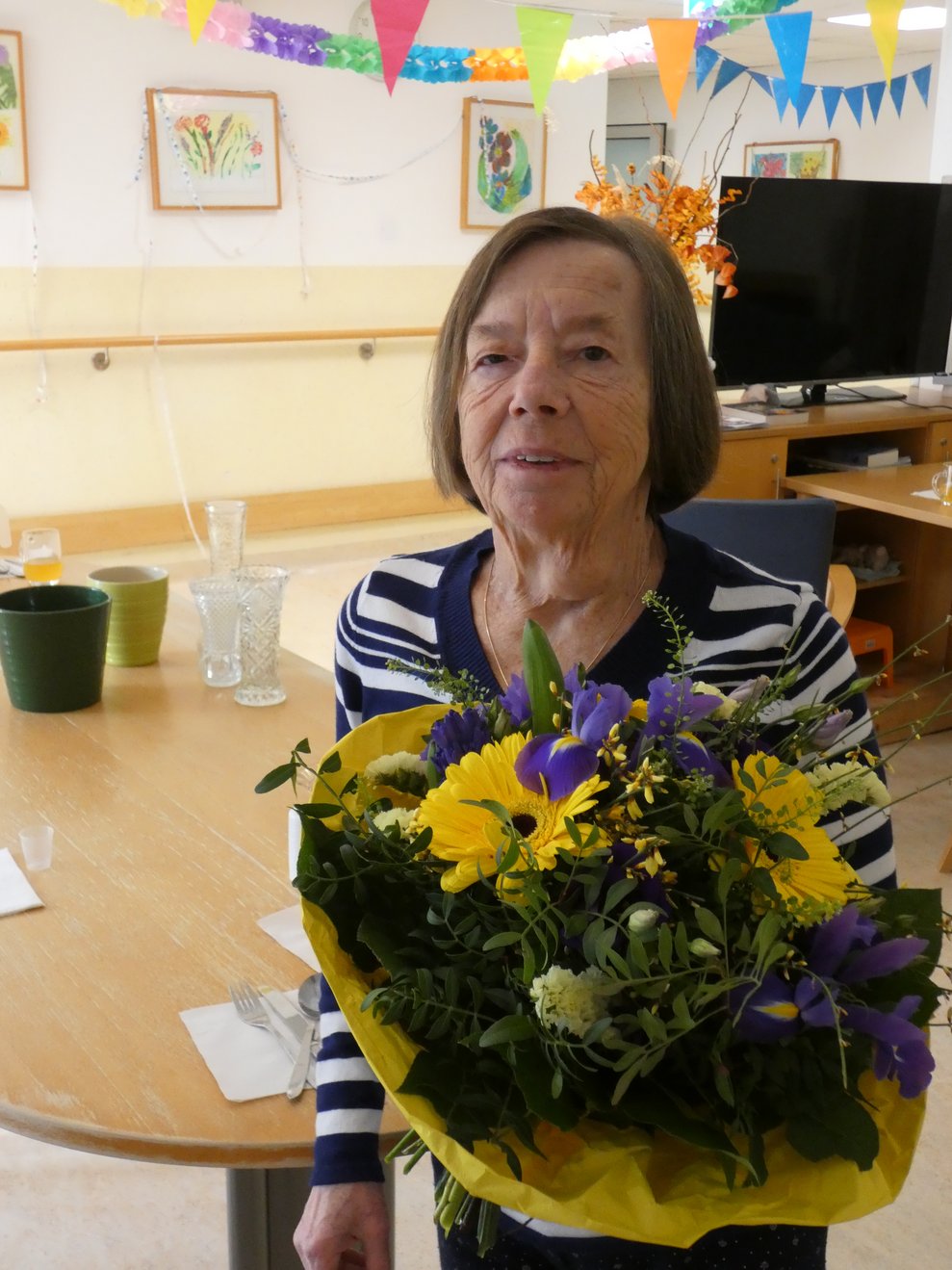 Bewohnerin mit Blumen