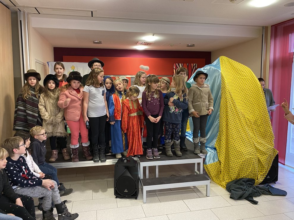 Beim Lied "Stille Nacht" singen alle mit.
