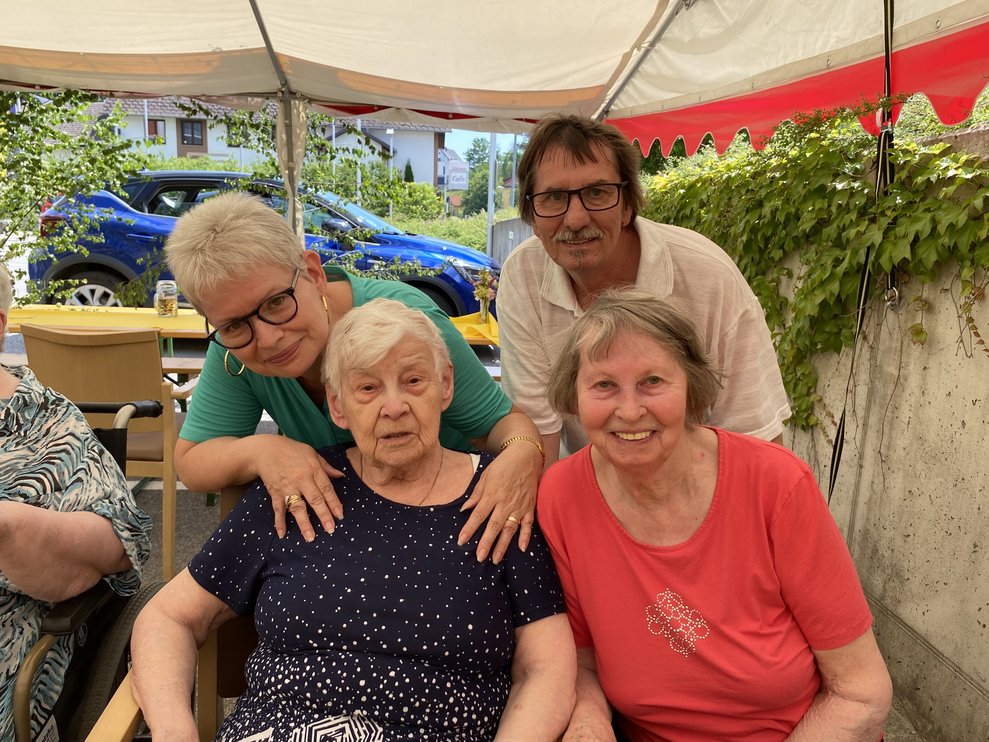 Für Frau Klappil gibt es ein Erinnerungsfoto.