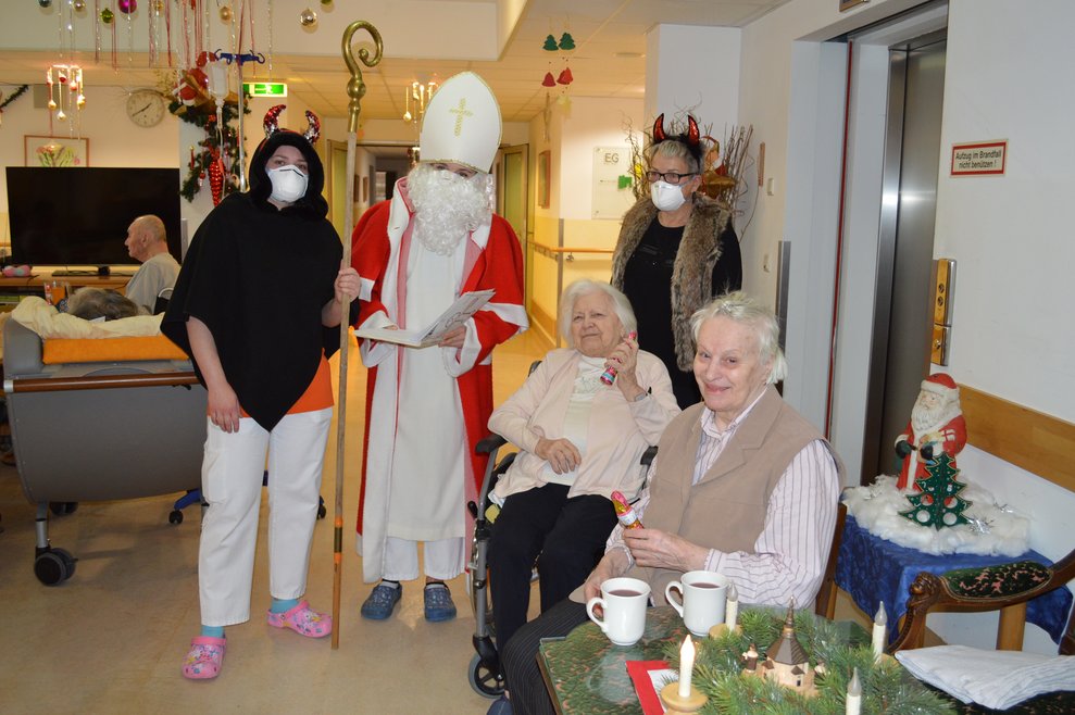 Bewohnerinnen mit dem Nikolaus.
