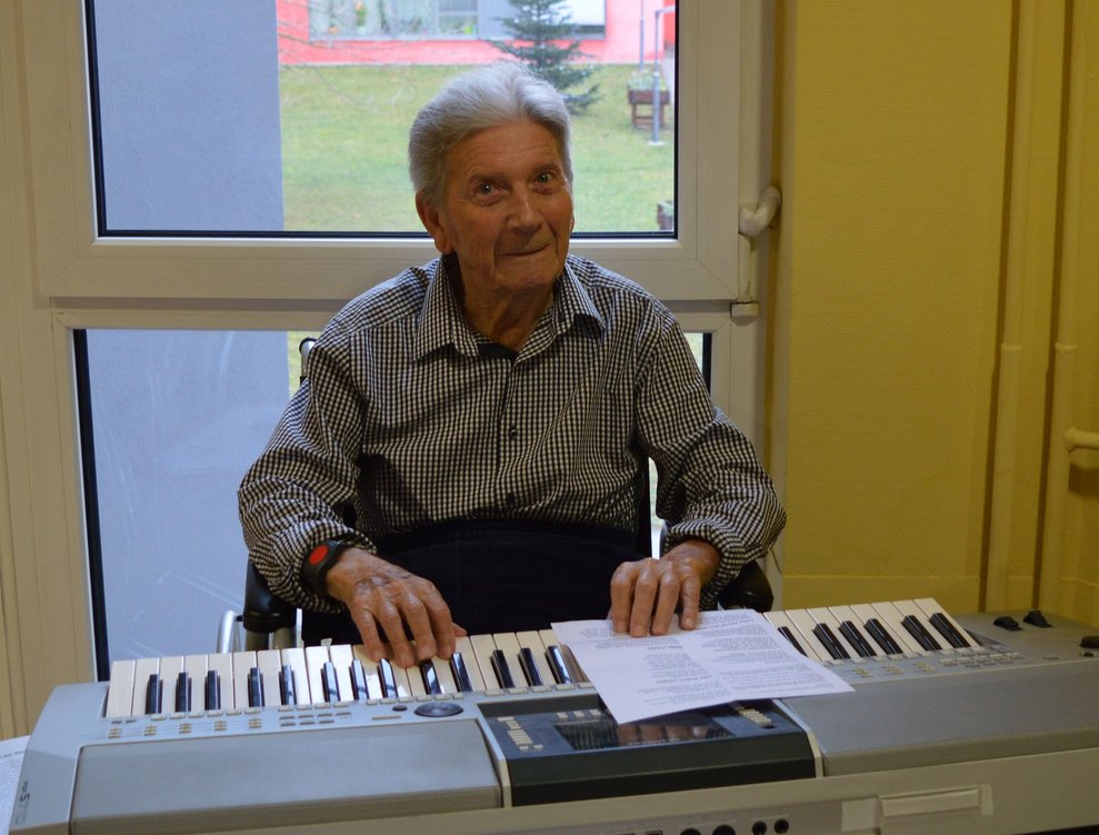 Ein Bewohner spielt Keyboard.