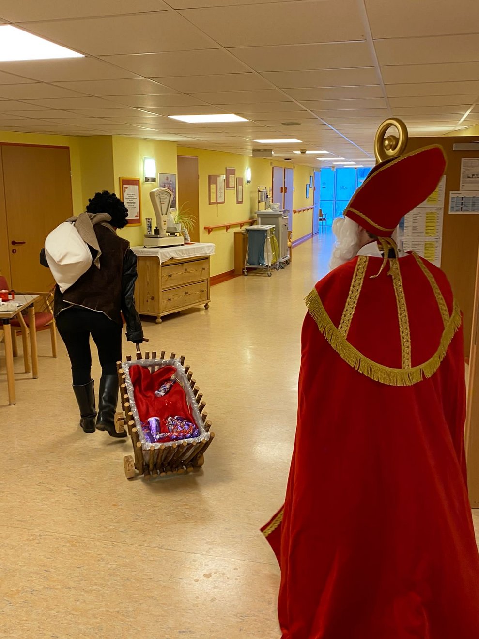 Nikolaus und Krampus ziehen durchs Haus