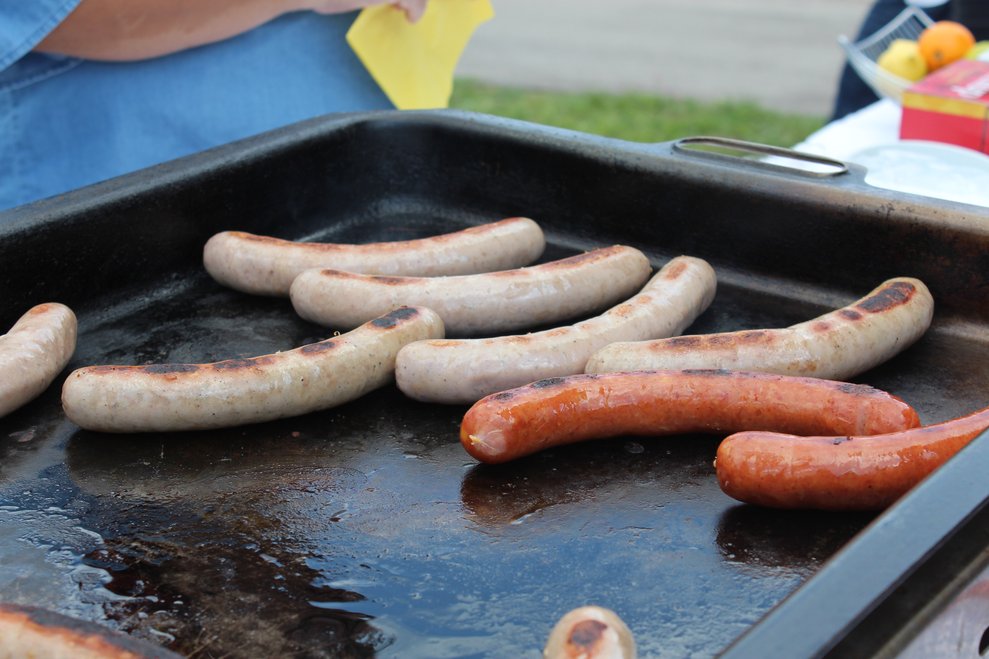 Es gibt Bratwürstel und Käsekrainer.