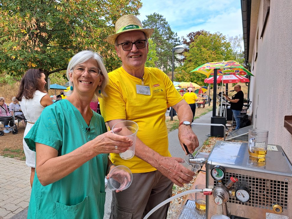 Eine Frau und ein Mann beim Gartenfest
