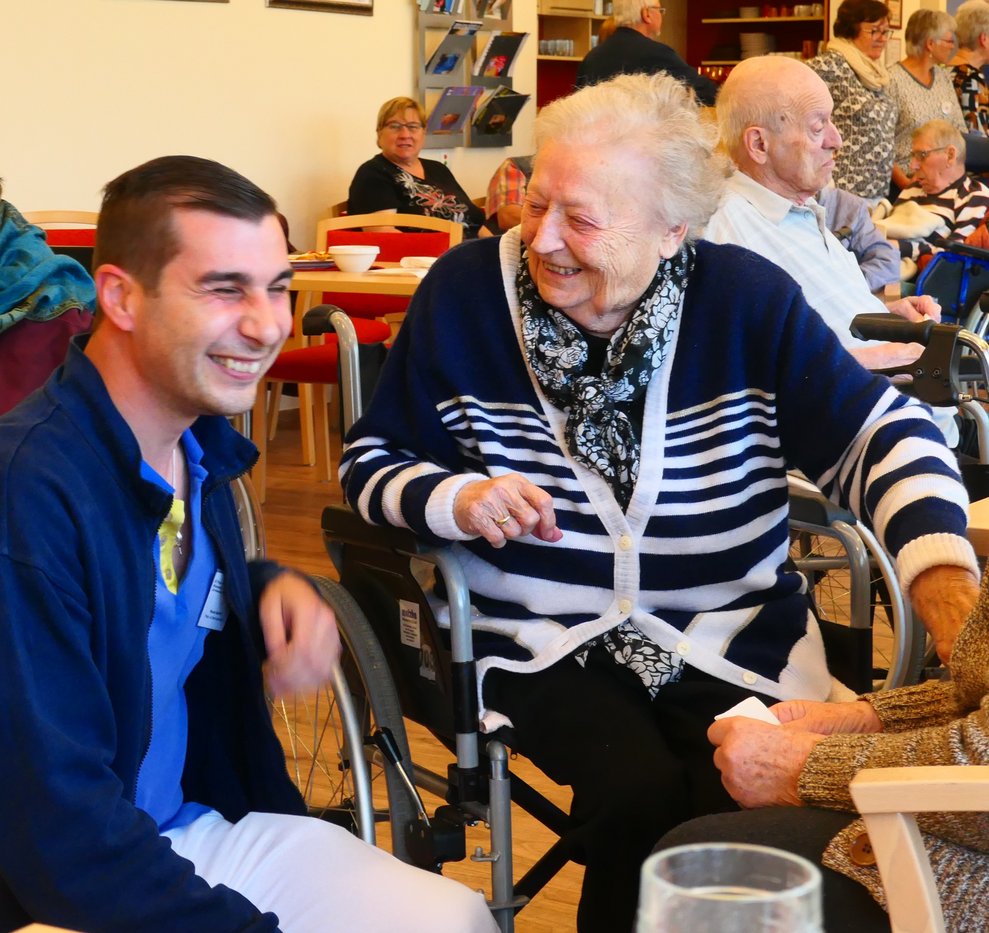 Zwei Personen lachen herzlich.