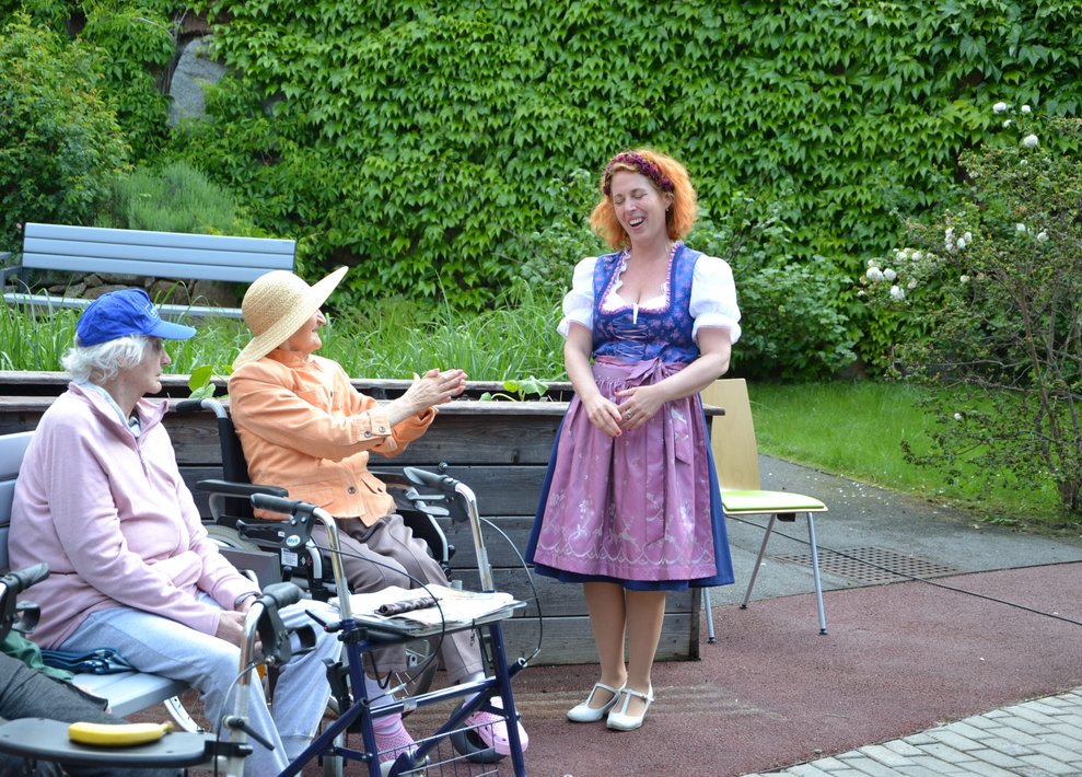 ..bei denen begeistert mitgesungen und geklatscht wurde.