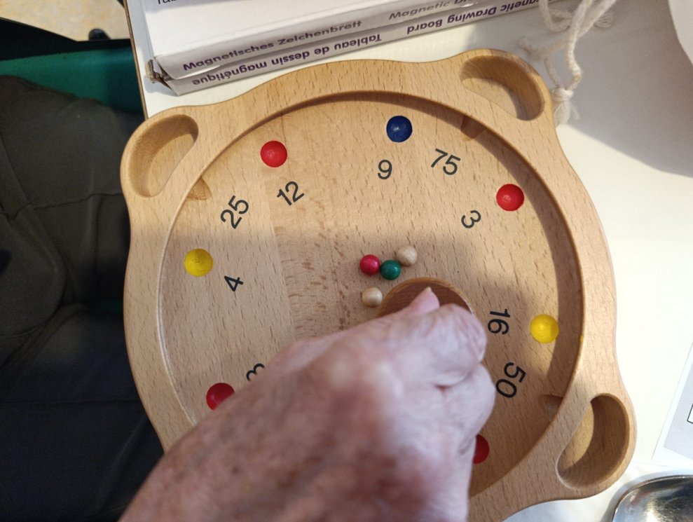 Hand beim Bauernkegeln.