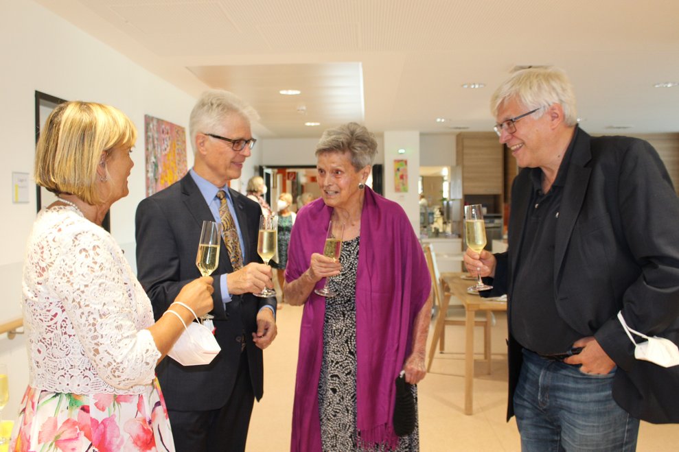 Auf die gelungene Vernissage wird mit einem Glas Sekt...