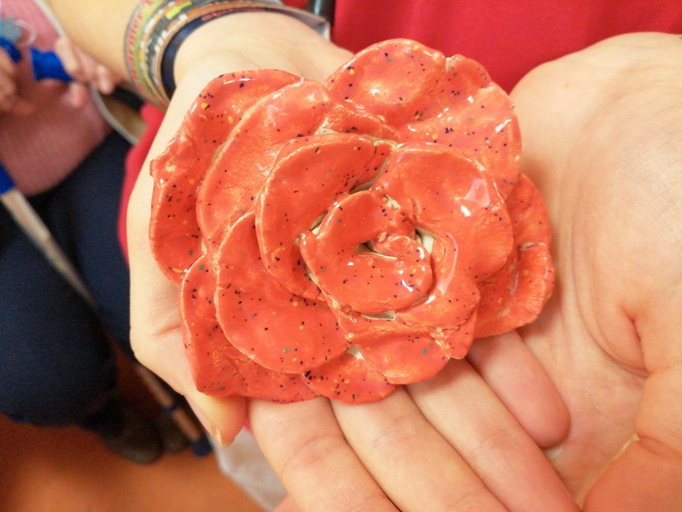 Eine Rose aus Ton.