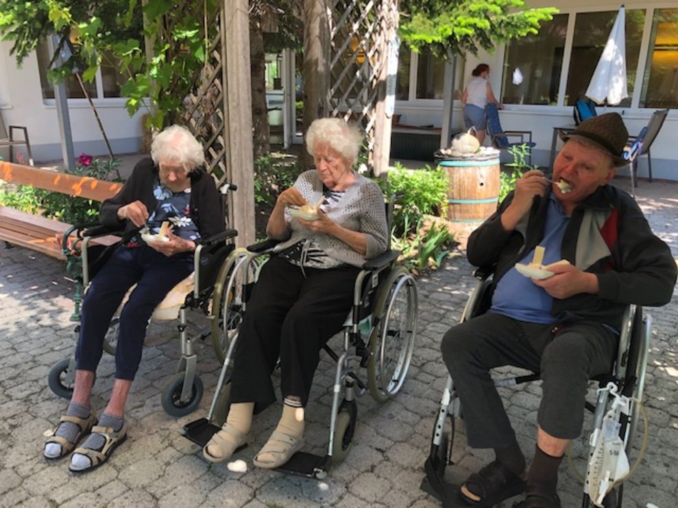 Bewohnerinnen essen Eis.