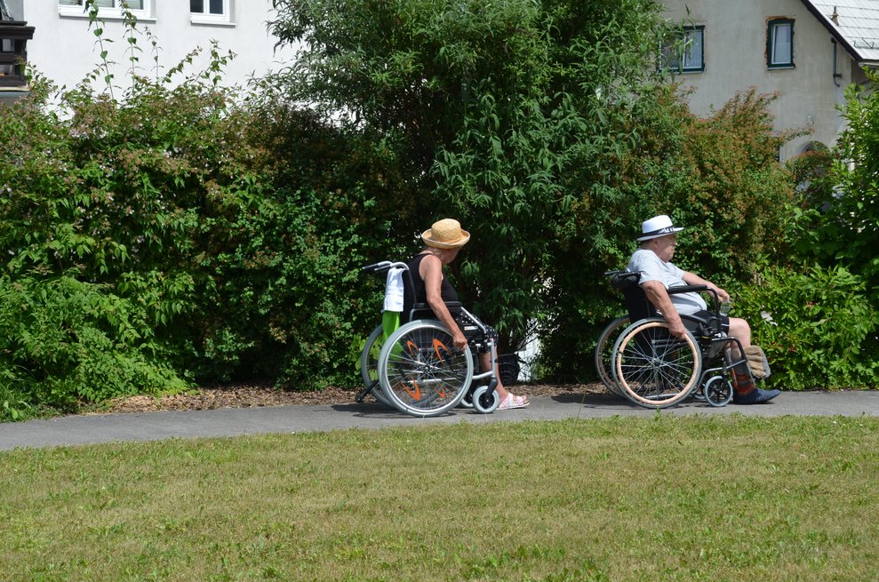 Bewohner Paar am Weg ins Haus