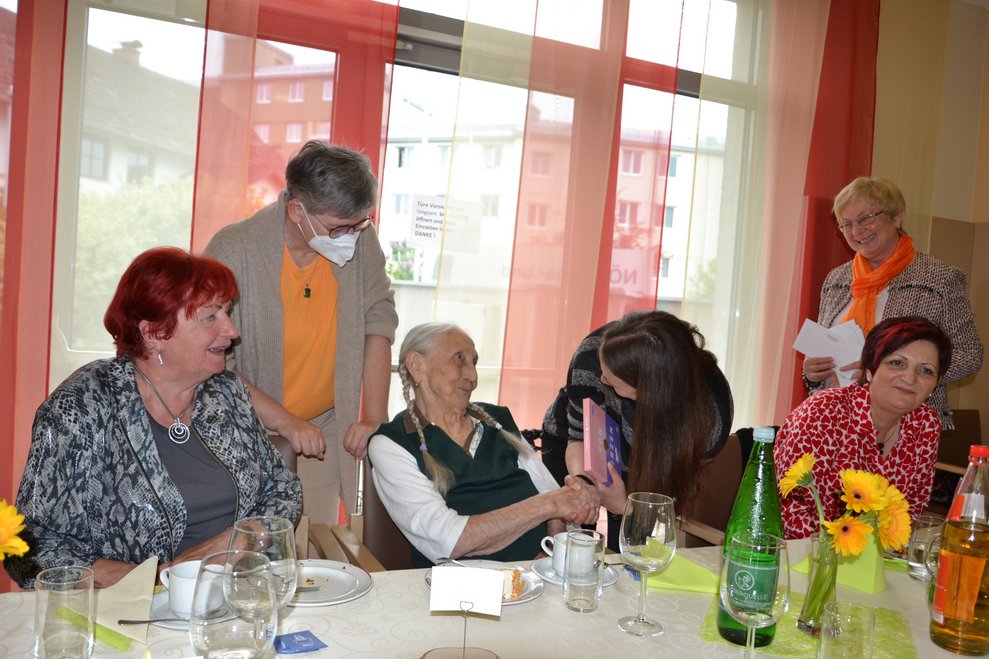 Frau Kainz feierte mit ihren Angehörigen ihren 92iger.