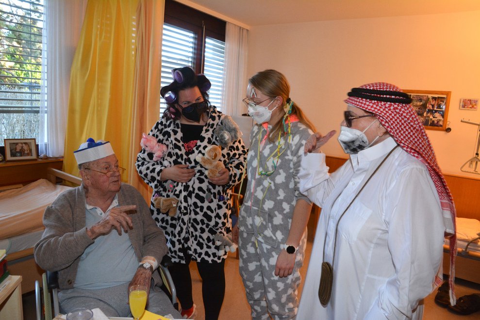 Besuch des Faschingsumzugs bei Herrn S. im Zimmer.