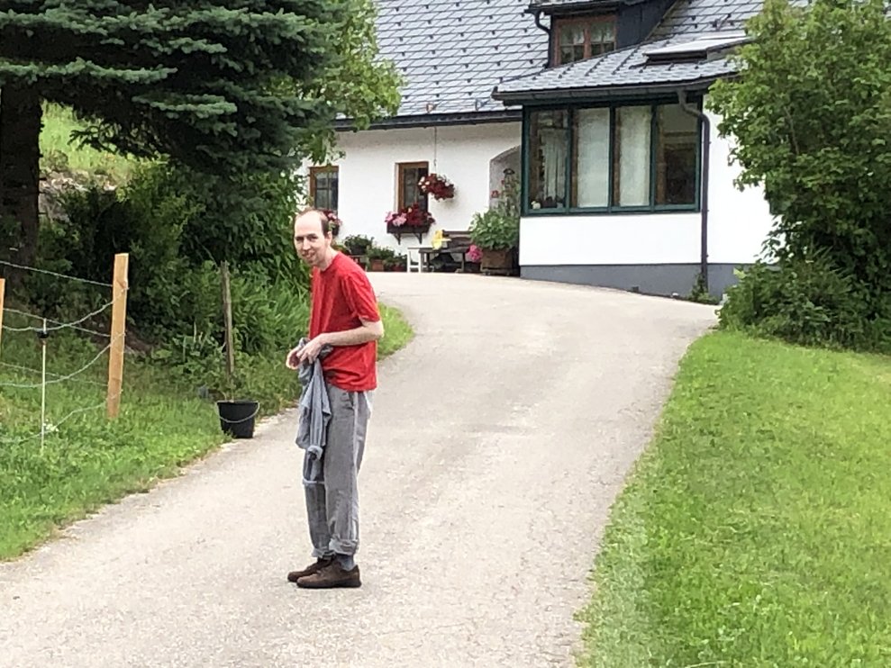 Ein Mann steht draußen