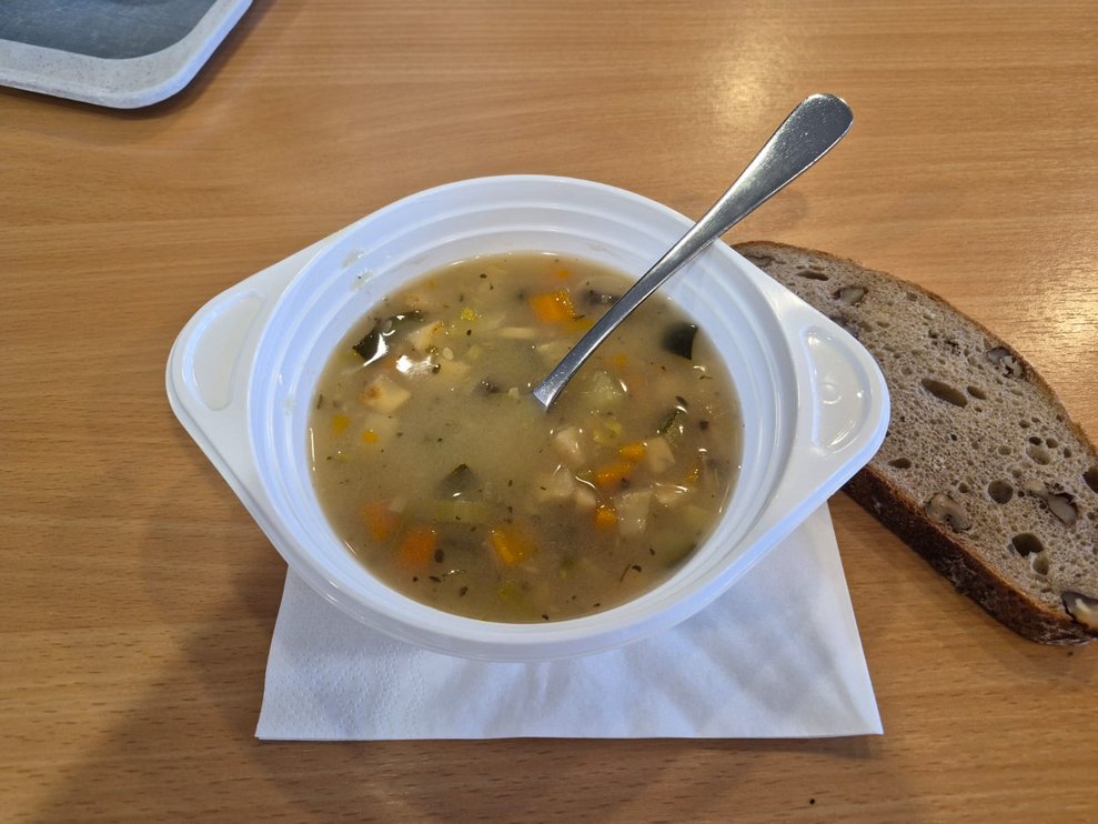 Gemüsesuppe und Brot.